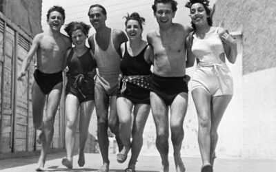 Luis Cernuda passeja pel carrer de la Pau de València