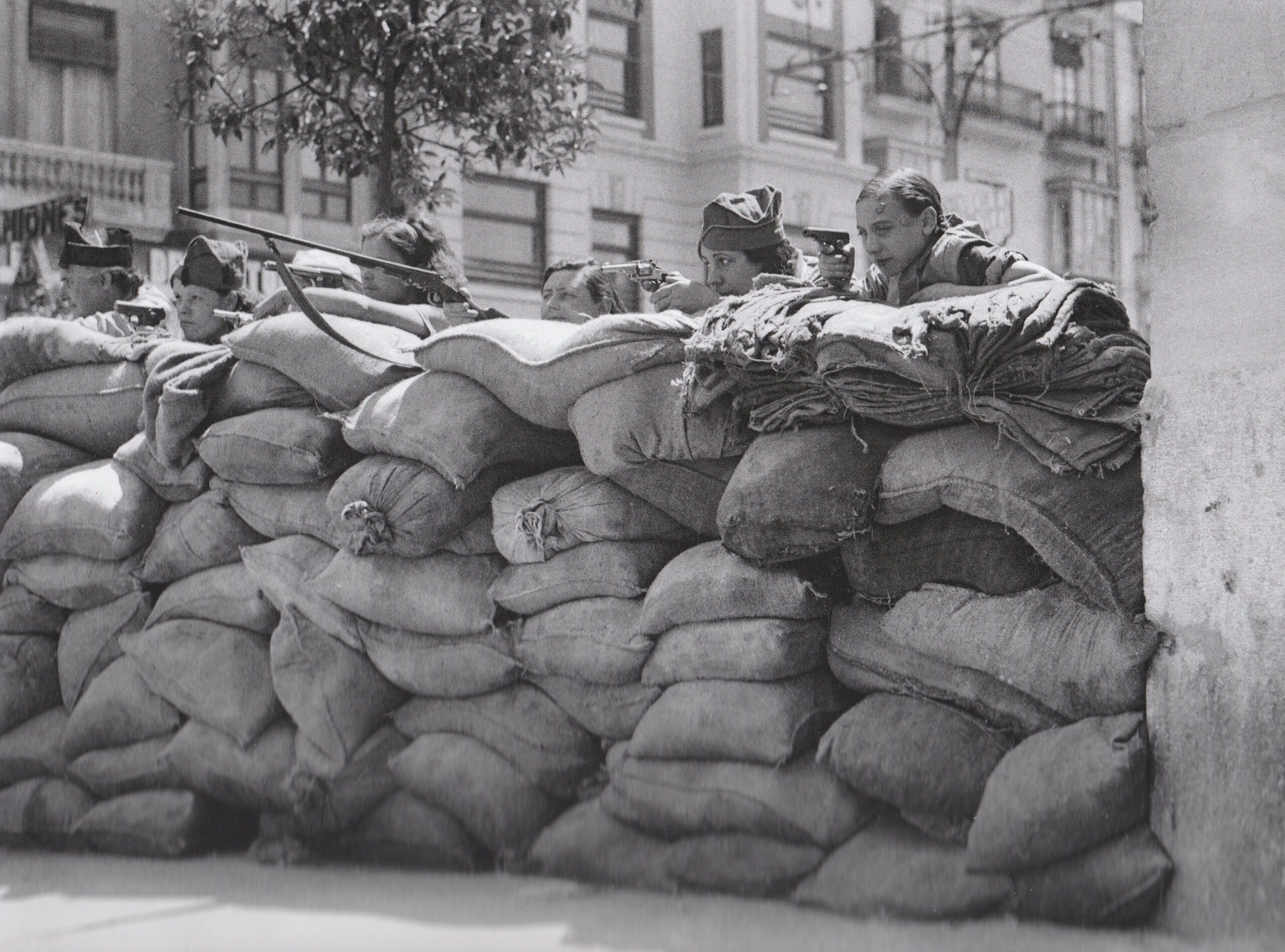Milicianes en el carrer Colom en 1936 (Col·lecció Lázaro Bayarri