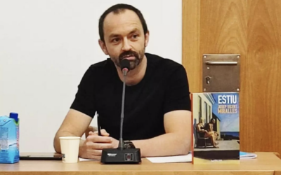 Josep Vicent Miralles participa en el Club de Lectura de la Biblioteca del Cabanyal amb la novel·la ‘Estiu’