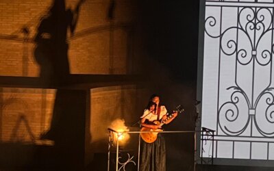 Sandra Monfort commou el Teatre Romà de Sagunt amb ‘Terra de Guapes’, l’espectacle valencià total